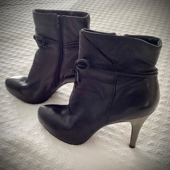 Nine West Black Leather Boots size 9 1/2 a - Picture 1 of 6